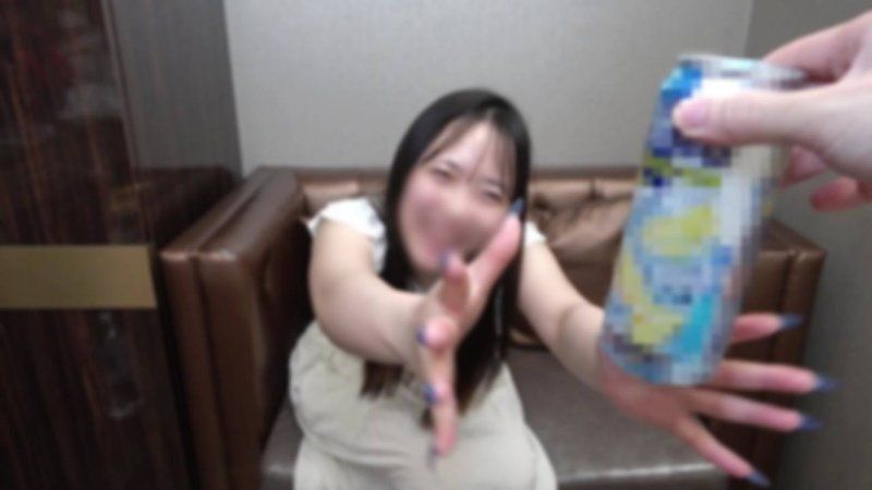 【合計3發射】拋開限制器的淫亂白皙早洩潮吹妹。為了獲得自己的快感，榨取純度100%的精液。