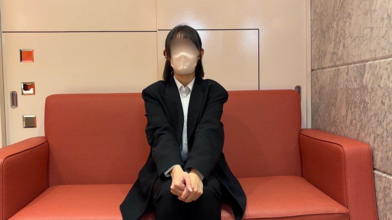 極度敏感的21歲西裝女學生。刺激陰道深處就讓她全程抽搐不止,被無套肉棒狠狠貫穿後直接爽到飛起並屈服→大量中出。