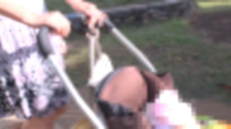 １児の子を連れ撮影場所に来た巨乳シングルマザー　ベビーカーの横で禁断のモラル皆無ハメ撮り中出し