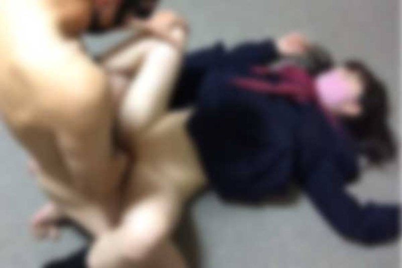 【素人個人拍攝】【真實】有男友的制服美女的身體被隨意玩弄，最終被插入到陰道深處中出