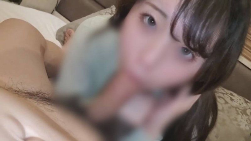 黑髮長髮的優等生。畢業後數年再次重逢，無套中出情色自拍