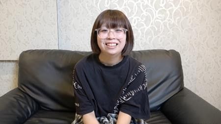 （初次拍攝）一位身高149厘米、嬌小玲瓏、戴著眼鏡、有點書呆子氣的美女嘗試了她的第一次POV拍攝