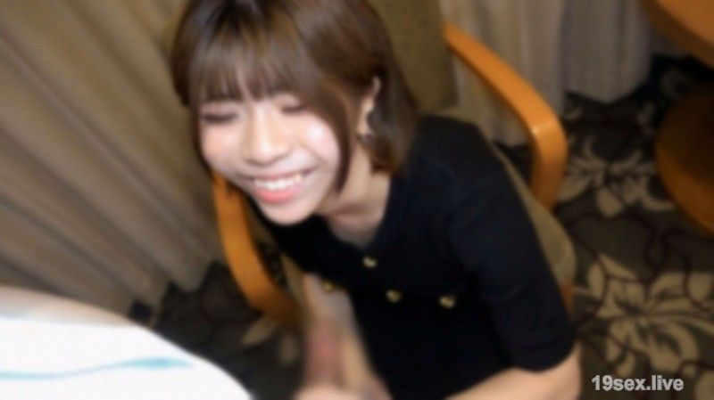 【無碼】身高150cm纖細可愛嬌小女性⤴總是笑著愉快地握著雞巴的樣子真好！仔細觀察淫穴內部 快樂地吞下並中出※特典高畫質